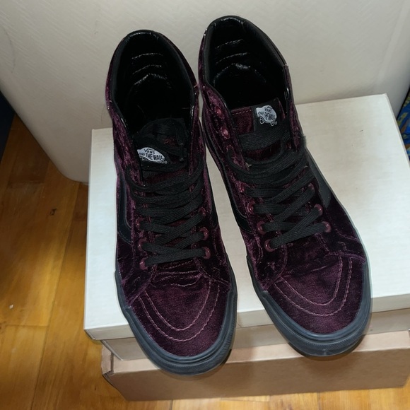 Vans- Velvet - Picture 2 of 3